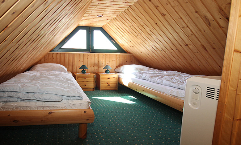 Schlafboden mit zwei Einzelbetten