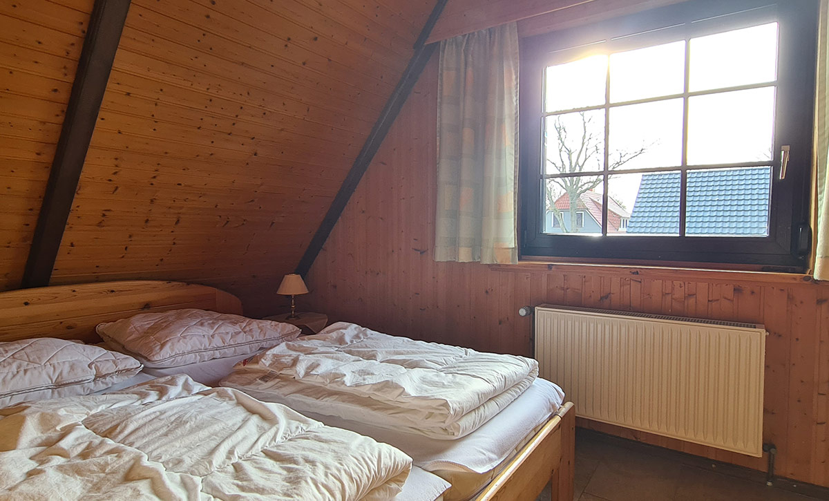 Übernachten an der Ostsee - Schlafzimmer mit Doppelbett und Einzelbett